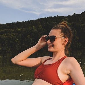 Meet your Posher, Hallie